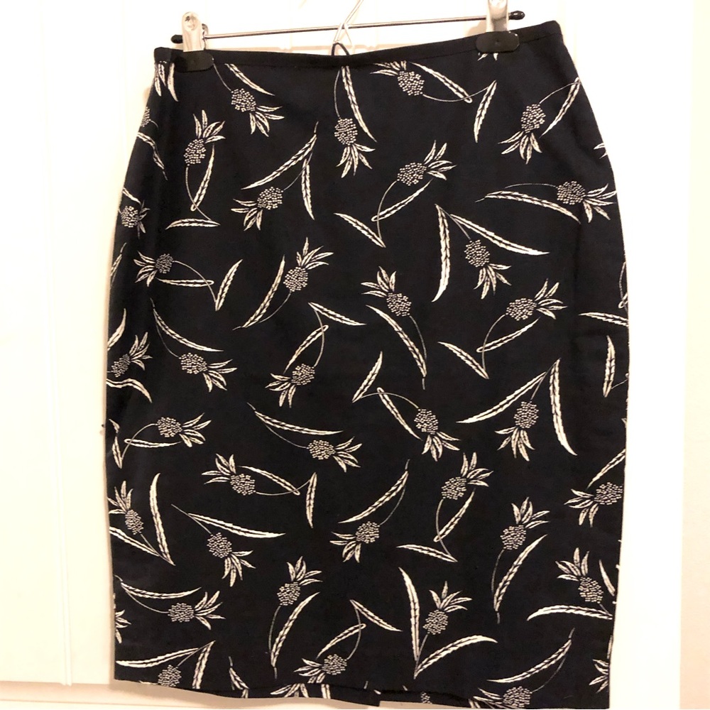 Ann Taylor NWOT Navy and White Print Pencil Skirt - Curvy Fit 8